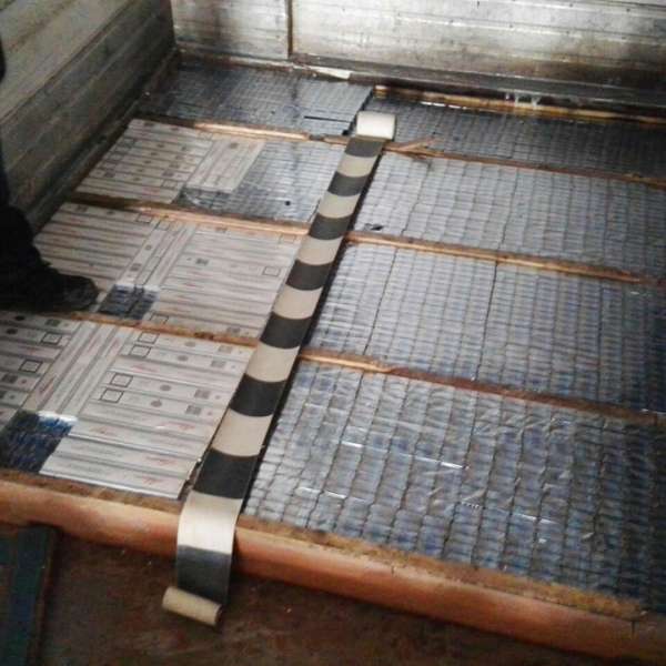 53 de baxuri cu țigări descoperite în remorca unui camion, în PTF Siret