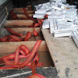 53 de baxuri cu țigări descoperite în remorca unui camion, în PTF Siret