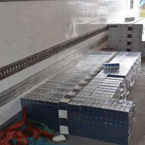 53 de baxuri cu țigări descoperite în remorca unui camion, în PTF Siret