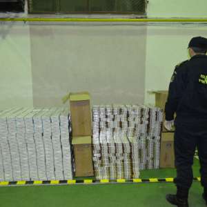 Un cetăţean român a fost arestat după ce în beciul locuinţei sale au fost descoperite peste 200.000 ţigarete de contrabandă