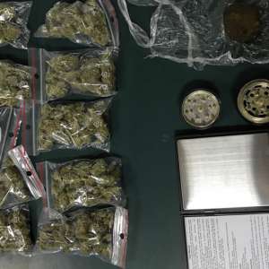 Peste 100 grame de marijuana si 50 grame de hasis, descoperite asupra unor ieşeni