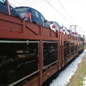 Două persoane ascunse într-un autoturism încărcat pe platforma unui tren de marfă internaţional