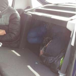 Două persoane ascunse într-un autoturism încărcat pe platforma unui tren de marfă internaţional