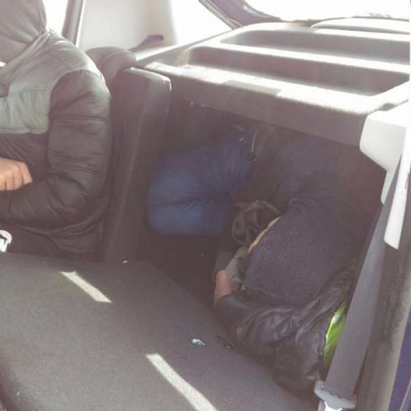 Două persoane ascunse într-un autoturism încărcat pe platforma unui tren de marfă internaţional