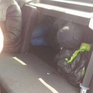 Două persoane ascunse într-un autoturism încărcat pe platforma unui tren de marfă internaţional