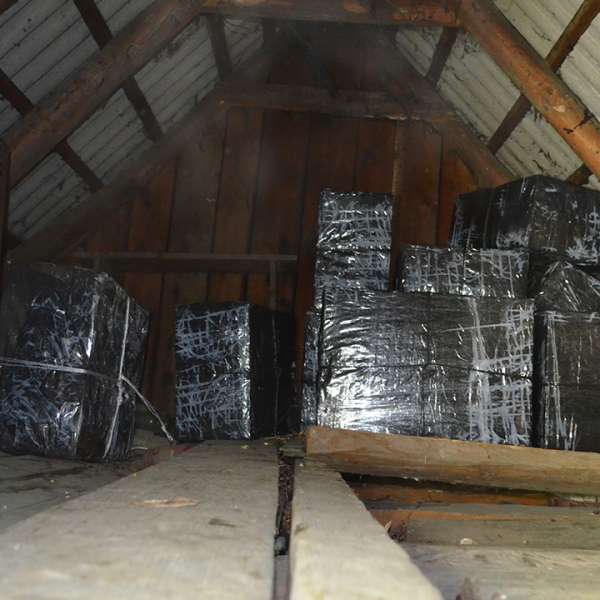 Focuri de arma pentru oprirea contrabandistilor și peste 31.500 pachete cu ţigări confiscate de poliţiştii de frontieră
