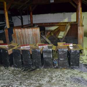 Focuri de arma pentru oprirea contrabandistilor si peste 31.500 pachete cu ţigări confiscate de poliţiştii de frontieră
