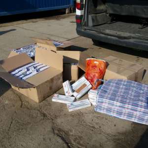 Percheziţii domiciliare la Brăila: aproximativ 100.000 ţigarete de contrabandă descoperite