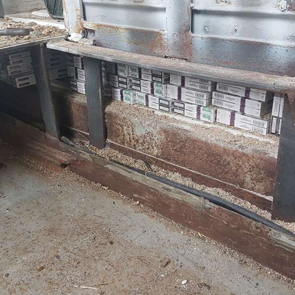 Peste 11.000 pachete cu ţigări ascunse în podeaua dublă a unei autoutilitare