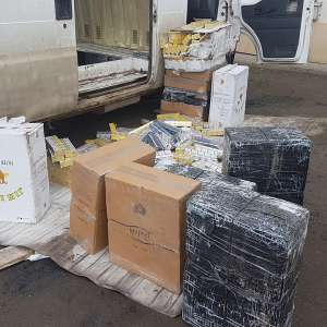 Peste 11.000 pachete cu ţigări ascunse în podeaua dublă a unei autoutilitare