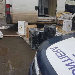 Peste 11.000 pachete cu ţigări ascunse în podeaua dublă a unei autoutilitare