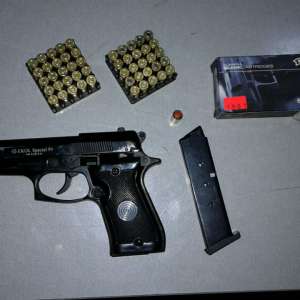 Armă neletală, ascunsă în buzunarul unei haine, descoperită la P.T.F. Sculeni