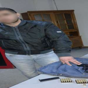 Armă neletală, ascunsă în buzunarul unei haine, descoperită la P.T.F. Sculeni