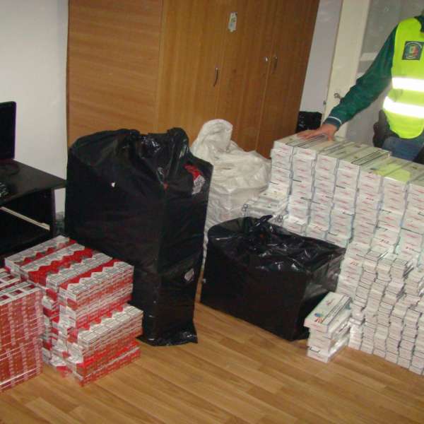 Percheziţii la persoane implicate în contrabanda cu produse din tutun