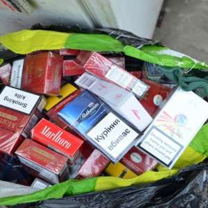Percheziţii la persoane implicate în contrabanda cu produse din tutun