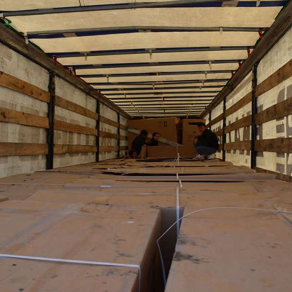 Patru cetățeni din Irak și Iran încercau să treacă ilegal frontiera,   ascunși printre scaune de avion în remorca unui TIR