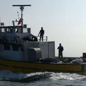 UPDATE: Pescadorul turcesc depistat de nava Gărzii de Coastă a ieşit din zona de competenţă a Poliţiei de Frontieră Române