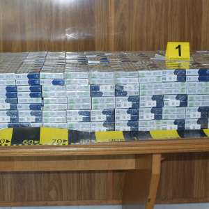 Peste 2.300 pachete de ţigări, confiscate la Borș