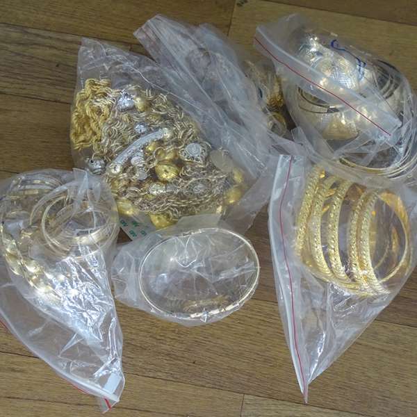 Peste 500 grame de bijuterii din aur și sute de pachete de țigări, descoperite într-un autoturism, la P.T.F. Giurgiu