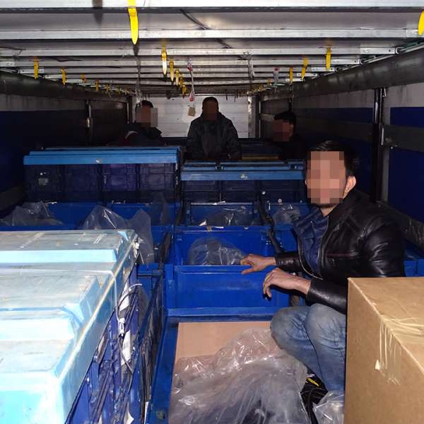 Patru cetățeni afgani ascunşi într-un autocamion, descoperiţi la P.T.F. Giurgiu