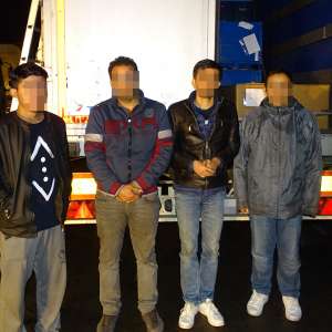 Patru cetățeni afgani ascunşi într-un autocamion, descoperiţi la P.T.F. Giurgiu