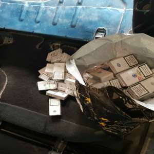 Țigări de contrabandă descoperite sub bancheta din spate a unui autoturism   