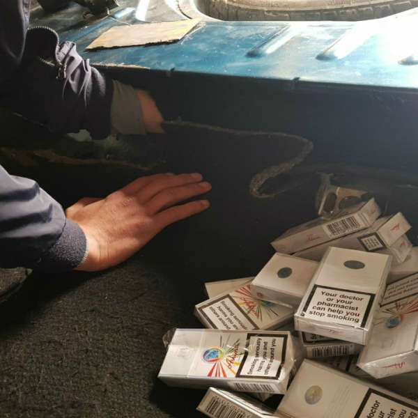 Țigări de contrabandă descoperite sub bancheta din spate a unui autoturism