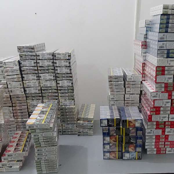 Aproximativ 2.400 pachete cu țigări, descoperite într-un microbuz, la P.T.F. Giurgiu