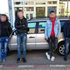 O călăuză și doi migranți, reținuți la frontieră