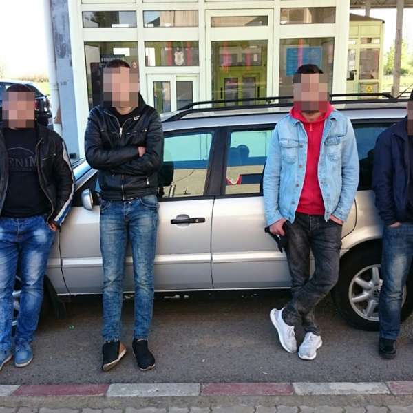 O călăuză și doi migranți, reținuți la frontieră