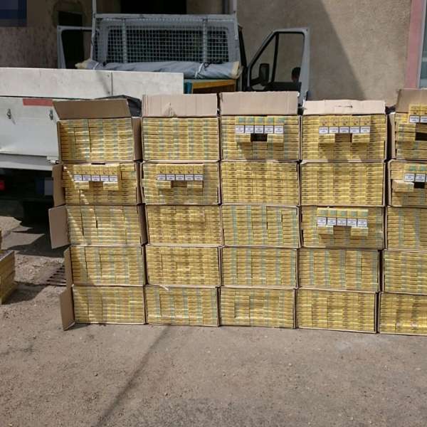 Trei cetățeni români cercetați pentru contrabandă și 24.000 de pachete cu țigări confiscate la frontiera de nord