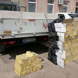 Trei cetățeni români cercetați pentru contrabandă și 24.000 de pachete cu țigări confiscate la frontiera de nord