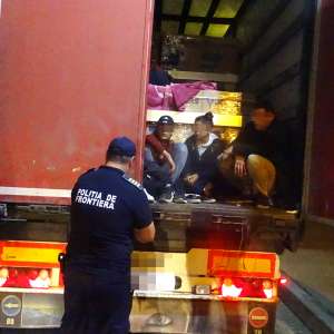 Șase cetățeni sirieni ascunşi într-un autocamion, descoperiţi la P.T.F. Giurgiu