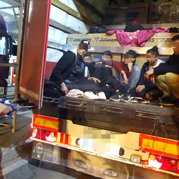 Șase cetățeni sirieni ascunşi într-un autocamion, descoperiţi la P.T.F. Giurgiu