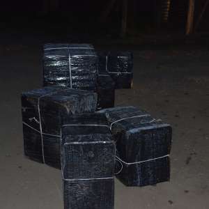 Peste 32.800 pachete cu ţigări de contrabandă descoperite într-un microbuz