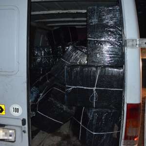 Peste 32.800 pachete cu ţigări de contrabandă descoperite într-un microbuz