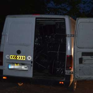 Peste 32.800 pachete cu ţigări de contrabandă descoperite într-un microbuz