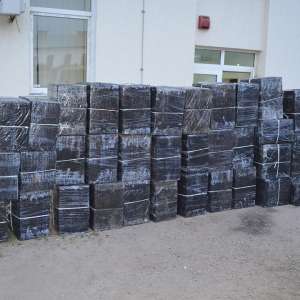 Peste 32.800 pachete cu ţigări de contrabandă descoperite într-un microbuz