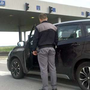 Autoturism căutat de autorităţile din Germania, descoperit în P.T.F. Cenad