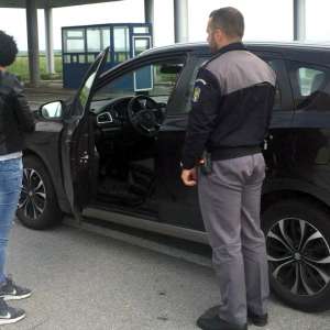Autoturism căutat de autorităţile din Germania, descoperit în P.T.F. Cenad