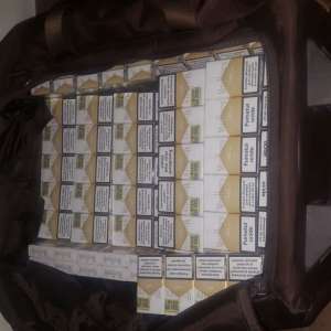 Țigări de contrabandă, ascunse în valize