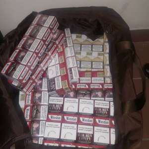 Țigări de contrabandă, ascunse în valize