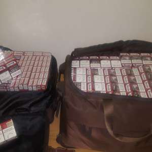Țigări de contrabandă, ascunse în valize