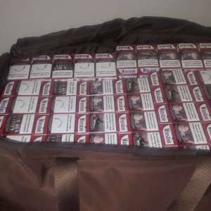 Țigări de contrabandă, ascunse în valize