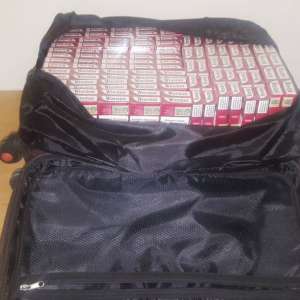 Țigări de contrabandă, ascunse în valize