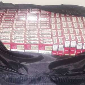 Țigări de contrabandă, ascunse în valize