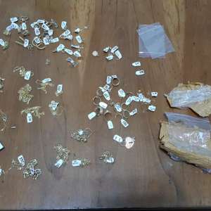 Peste 200 grame bijuterii din metal galben, fără documente legale, confiscate de polițiștii de frontieră de la Vama Veche