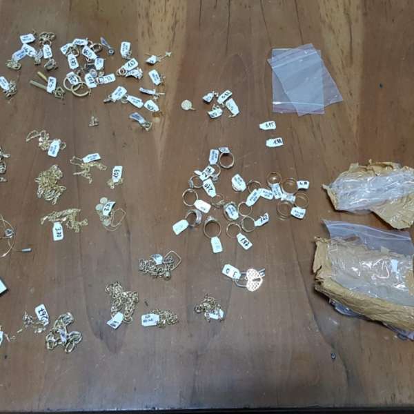 Peste 200 grame bijuterii din metal galben, fără documente legale, confiscate de polițiștii de frontieră de la Vama Veche