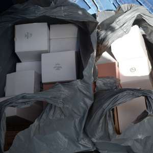 Bunuri contrafăcute, ce poartă numele unor mărci de renume descoperite de polițiștii de frontieră la Sighetu Marmației