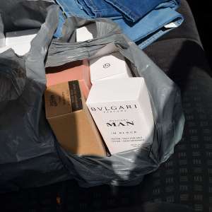 Bunuri contrafăcute, ce poartă numele unor mărci de renume descoperite de polițiștii de frontieră la Sighetu Marmației